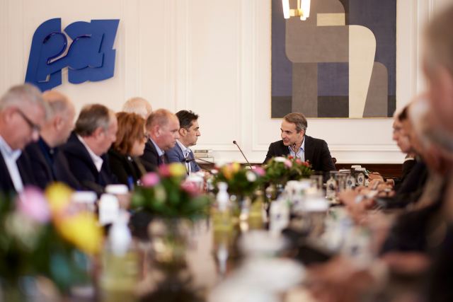 Συνάντηση Μητσοτάκη με αγρότες: Δρομολογήθηκε η δέσμευση για χαμηλό ηλεκτρικό ρεύμα -Και άλλες παρεμβάσεις στην ΚΑΠ