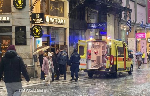 Τα πρώτα λόγια της 21χρονης που δέχτηκε επίθεση με μαχαίρι στην Ερμού – «Ο δράστης είναι στη φυλακή;»