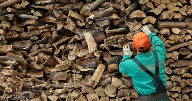 Λίστες αναμονής μέχρι και... έναν μήνα για καυσόξυλα -20 με 30% πάνω η τιμή τους, τι γίνεται με τα πέλλετ
