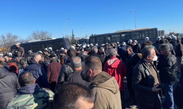 Αγρότες από κόμβο Νίκαιας: «Θέλουμε πολιτικές λύσεις - Τα προβλήματα δεν λύνονται με τα ΜΑΤ» (ΦΩΤΟ - ΒΙΝΤΕΟ)