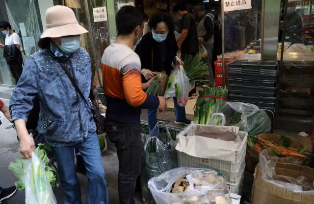 Lockdown σε 10 κτίρια στο Πεκίνο - Φόβος στους πολίτες, ουρές για ψώνια και τεστ