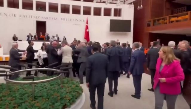 Τουρκία: Χάος στην Εθνοσυνέλευση -Πιάστηκαν στα χέρια βουλευτές του Ερντογάν και του κουρδικού κόμματος