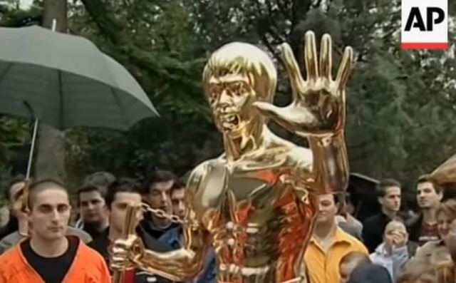 Εξαφανίστηκε το άγαλμα του Μπρους Λι στο Μόσταρ