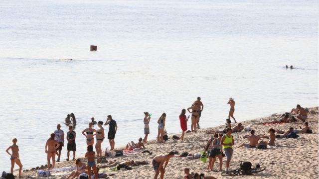 Άρωμα ελευθερίας στο Κίεβο - Χιλιάδες Ουκρανοί συρρέουν στις παραλίες και απολαμβάνουν τον ήλιο στις όχθες του Δνείπερου