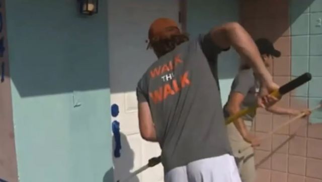 Έπιασε βούρτσα και άρχισε το βάψιμο ο Τσιτσιπάς - «Μου αρέσει να βοηθάω τους ανθρώπους» - Βίντεο