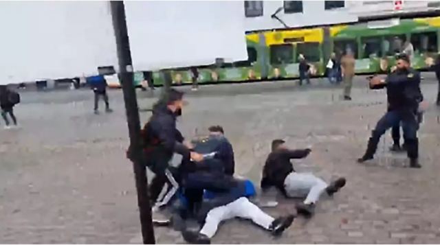 Γερμανία: Άγρια επίθεση με μαχαίρι σε ακροδεξιό πολιτικό – Τον μαχαίρωσε πισώπλατα, «κάρφωσε» και αστυνομικούς