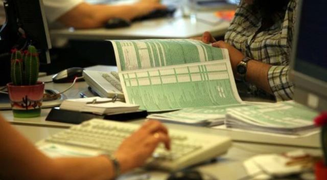 Φορολογικές δηλώσεις 2022: Ποιοι φορολογούμενοι πρέπει να βιαστούν για να μην χάσουν το επίδομα ρεύματος