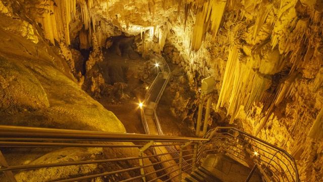 Το σπήλαιο στις Κυκλάδες που κλέβει τις εντυπώσεις