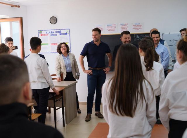 Κασσελάκης σε μειονοτικό σχολείο της Αλβανίας: Κρατάτε την καρδιά του ελληνισμού δυνατή