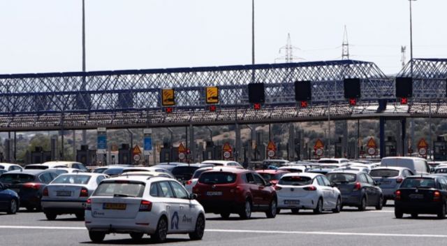 Κατά κύματα η επιστροφή των εκδρομέων στην Αθήνα - Αυξάνεται η κίνηση
