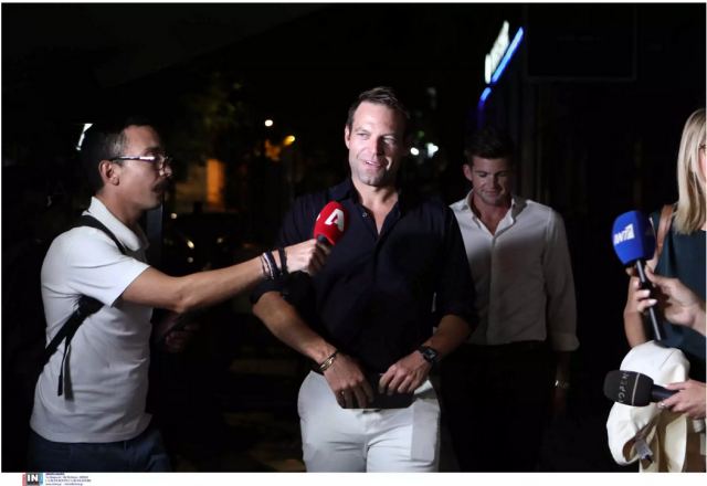 Ο Στέφανος Κασσελάκης στα γραφεία του στην οδό Στουρνάρη συνοδεύομενος από τον σύντροφό του