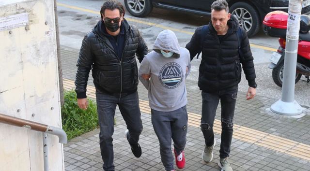 Στην ανακρίτρια ο 62χρονος που κλειδώθηκε με τα παιδιά του μέσα σε αυτοκίνητο μαζί με φιάλες υγραερίου