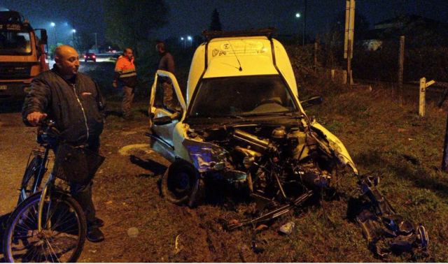 Σφοδρή σύγκρουση τρένου με αυτοκίνητο - Δείτε εικόνες