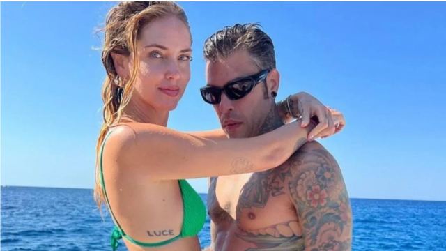 Κιάρα Φεράνι: Η προκλητική πόζα με τον σύζυγό της, Φέντεζ