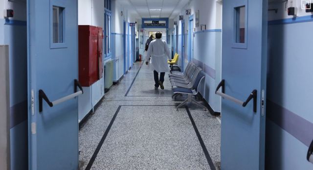 Γραφείο τελετών δωροδοκούσε τραυματιοφορείς για να μαθαίνει ποιοι ασθενείς πεθαίνουν – Δύο συλλήψεις