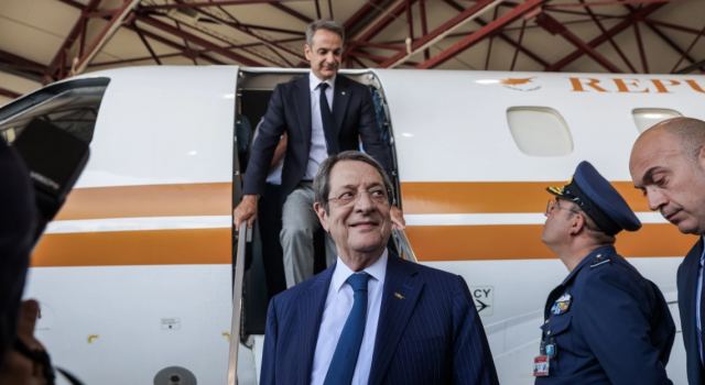 Άλλαξε χέρια παρουσία Μητσοτάκη - Αναστασιάδη το κυβερνητικό αεροσκάφος που δωρίζει η Ελλάδα