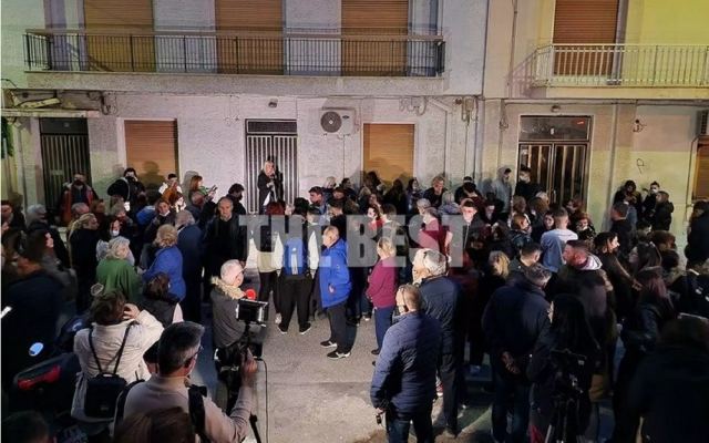 Ρούλα Πισπιρίγκου: Εξαγριωμένο πλήθος στο σπίτι της – Ένταση με τη μητέρα και την αδερφή της