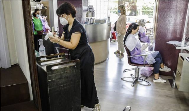 Ιταλία: Τσουχτερά πρόστιμα στα κομμωτήρια που... λούζουν δύο φορές τους πελάτες εν μέσω καύσωνα