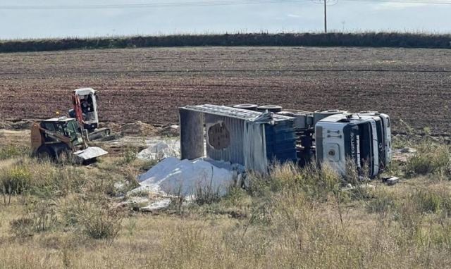 Λάρισα: Ντελαπάρισε φορτηγό – Στο νοσοκομείο ο οδηγός (φωτ. & βίντεο)