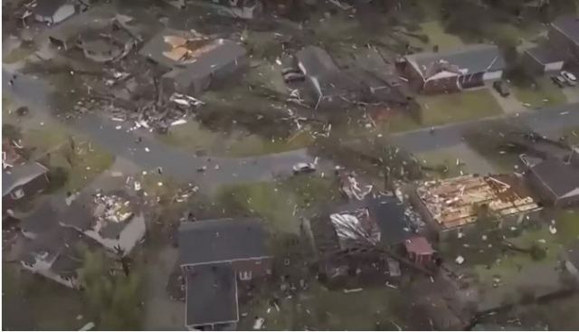 Συγκλονιστικά βίντεο από το Άρκανσο και το Ιλινόι - Σάρωσε τα πάντα ο ανεμοστρόβιλος, τουλάχιστον 4 νεκροί