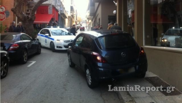 Λαμία: Λύθηκε το χειρόφρενο και πήρε την κατηφόρα - Από τύχη δεν θρηνήσαμε θύματα στο κέντρο της πόλης (ΒΙΝΤΕΟ - ΦΩΤΟ)