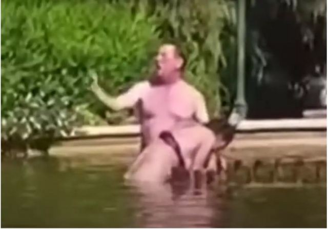 Σοκαριστικό ΒΙΝΤΕΟ: Προσπαθεί να πνίξει τη σύντροφό του σε συντριβάνι - Την έσωσαν περαστικοί