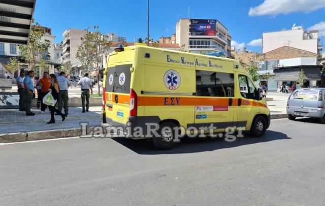 Λαμία: Μηχανάκι παρέσυρε γυναίκα στην πλατεία Πάρκου