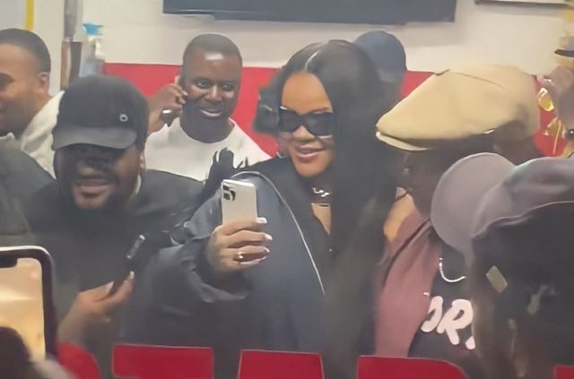 Eπικράτησε πανζουρλισμός όταν η Ριάνα βγήκε βόλτα για πρώτη φορά μετά τη γέννα!