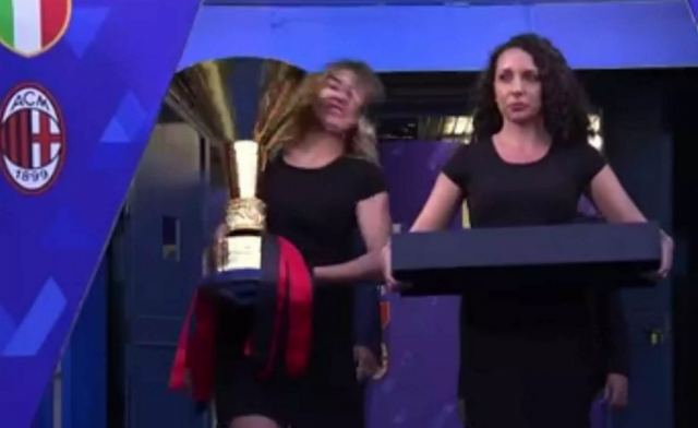 Μίλαν: Χτύπησε με το τρόπαιο στο πρόσωπο η κοπέλα που το μετέφερε στην απονομή