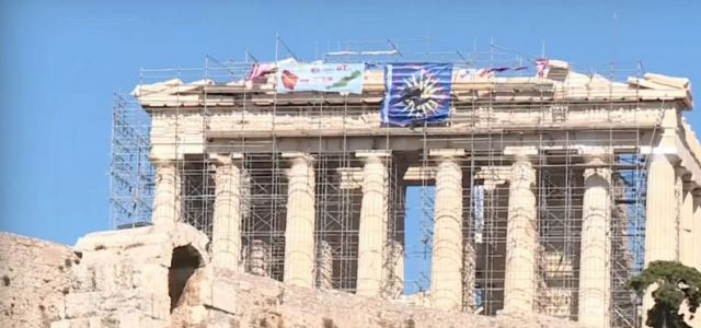 Ακρόπολη: Κατέβηκε ο άνδρας που σκαρφάλωσε στον Παρθενώνα και κρέμασε σημαίες