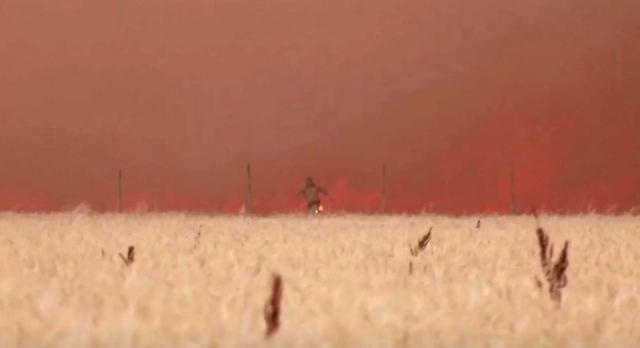 Άνδρας βγαίνει ζωντανός μέσα από τις φλόγες στις μεγάλες φωτιές στην Ισπανία