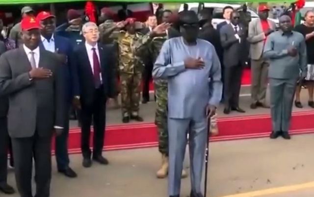 Το… ατύχημα του προέδρου του Σουδάν που έγινε viral και δίχασε τους χρήστες του διαδικτύου