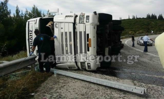Λαμία: Ανατράπηκε νταλίκα (ΦΩΤΟ)