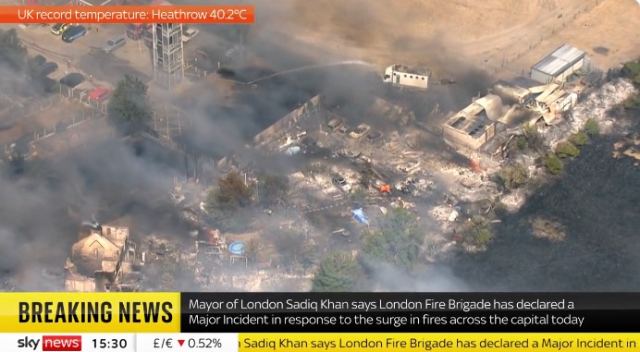 Βρετανία: Πυρκαγιές «καταπίνουν» χωριό στο ανατολικό Λονδίνο εν μέσω σφοδρού καύσωνα