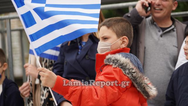 Πριν και μετά την παρέλαση με μάσκα οι μαθητές