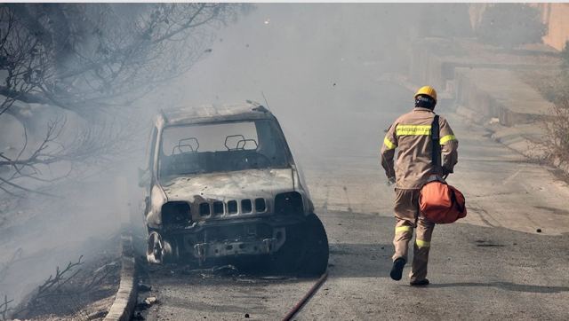 Φωτιά στη Βούλα: Εκκενώνονται οικισμοί, γηροκομείο και τα παιδικά χωριά SOS στη Βάρη