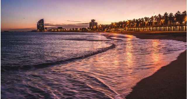 Ισπανία: Η Βαρκελώνη απαγορεύει το κάπνισμα στις παραλίες της