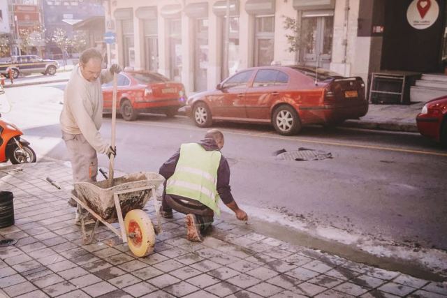 Λαμία: Ανακατασκευάζονται πεζοδρόμια και ράμπες για ΑμεΑ