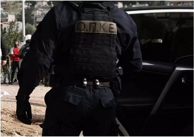 16χρονος στο Μενίδι πυροβολούσε από το μπαλκόνι του σπιτιού του - Συνελήφθη μαζί με τον πατέρα του