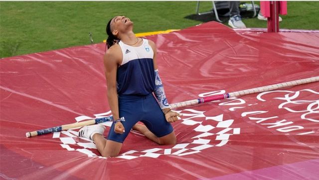 Καραλής: Του σπάει το κοντάρι όταν επιχειρεί να «απογειωθεί» - Δείτε βίντεο