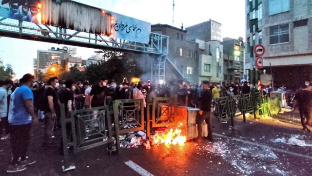 Ιράν: Η «επανάσταση των γυναικών» σαρώνει τη χώρα - Ο λαός στους δρόμους κατά του καθεστώτος