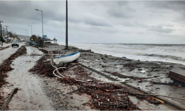 Αγιά: «Βάρκα βγήκε στη στεριά» στον παραλιακό δρόμο