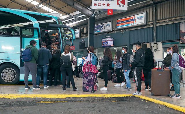 Πάσχα στο χωριό «ψήφισαν» οι Αθηναίοι -Γεμάτα αναχωρούν τα λεωφορεία των ΚΤΕΛ, άδειασε η πρωτεύουσα
