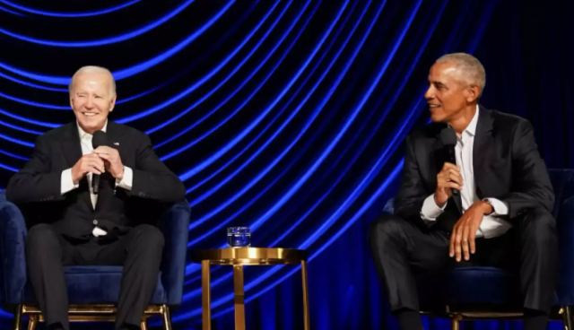 ΗΠΑ - Μπάιντεν: «Πάγωσε» πάνω σε σκηνή, τον απομάκρυνε ο Ομπάμα - Δείτε βίντεο