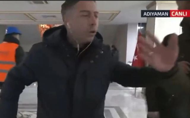 Σεισμός στην Τουρκία: Ρεπόρτερ έκρυψε το μικρόφωνό του για να μην ακουστούν διαμαρτυρίες κατά του Ερντογάν