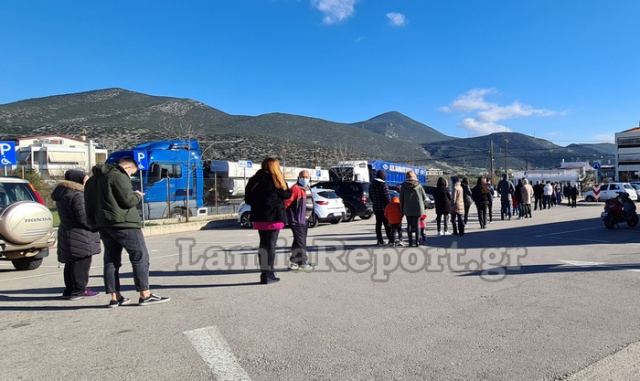 Λαμία: Μεγάλες ουρές στα rapid tests του ΕΟΔΥ (ΦΩΤΟ)