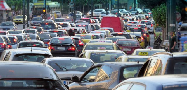 Ο λόγος που η ακριβή βενζίνη δεν πτοεί τους οδηγούς