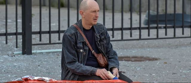 Όλη η φρίκη του πολέμου σε μια στιγμή: Πατέρας κρατά το χέρι του 13χρονου νεκρού γιου του στο Χάρκοβο