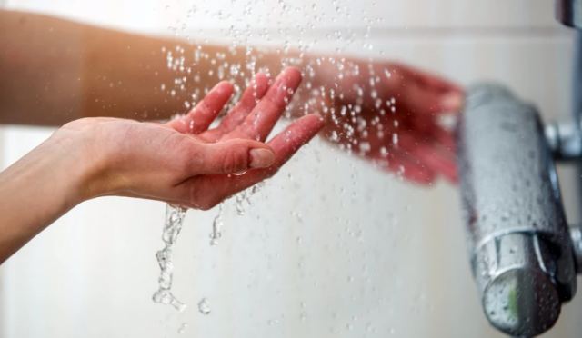 Κλιματική αλλαγή: Ένας στους δύο Έλληνες δεν κάνει ντουζ για πάνω από πέντε λεπτά