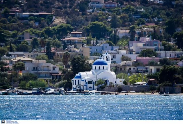 Σαλαμίνα: Φόβοι για στυγερό έγκλημα πίσω από τον θάνατο γυναίκας σε σπίτι - Εξετάζεται ο γιος της